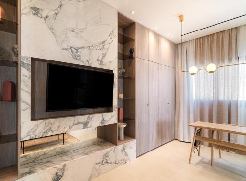 Μια τηλεόραση ή/και κέντρο ψυχαγωγίας στο LIV Mackenzie Beach Suites Larnaca ADULTS ONLY