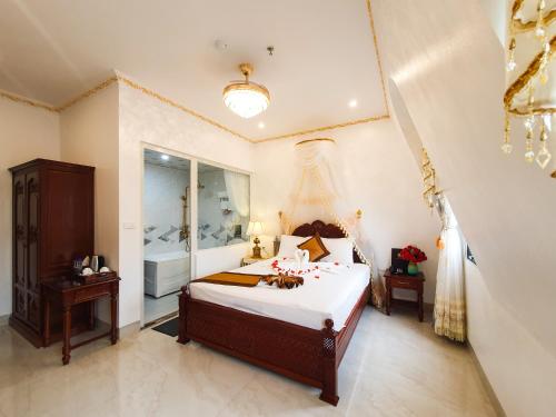 Giường trong phòng chung tại Thành Long Hotel Ha Long