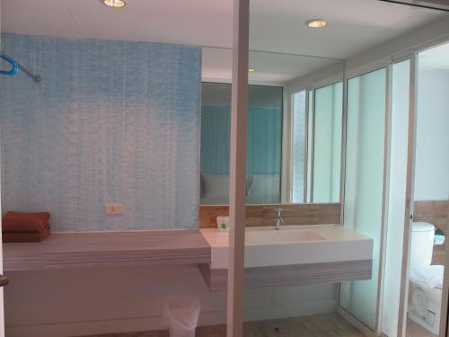 a bathroom with a sink and a mirror at Nantra Pattaya Baan Ampoe Beach in Na Jomtien