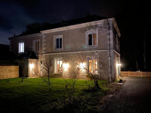 dom z oświetleniem przed nim w nocy w obiekcie Domaine de La Soudelle w mieście Chanceaux-sur-Choisille