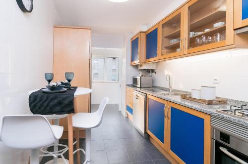 Dapur atau dapur kecil di Premium Flat in Upscale Area, Balcony, Parking