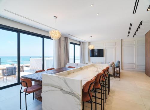 Μια τηλεόραση ή/και κέντρο ψυχαγωγίας στο LIV Mackenzie Beach Suites Larnaca ADULTS ONLY