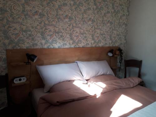 - une chambre avec un lit doté d'une tête de lit en bois dans l'établissement B&B Het Molensteegje, à Andijk