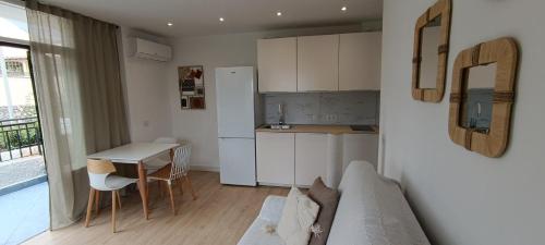 a kitchen with a couch and a table in a room at Apartamento Playa Las Americas in Playa de las Americas