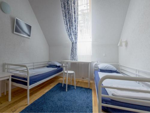 Habitación pequeña con 2 camas y ventana en Guesthouse Stari Tišler, en Liubliana