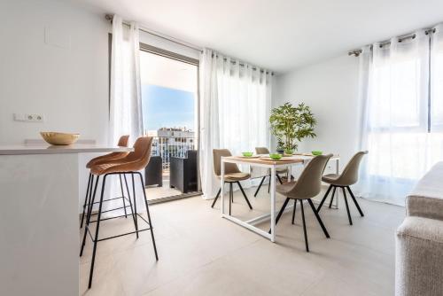 a kitchen and dining room with a table and chairs at Apartamento Dora Maar I in Marbella