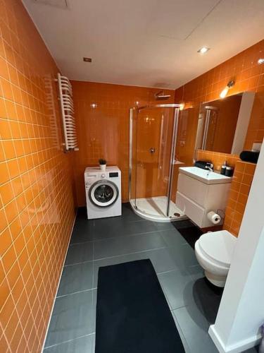 a bathroom with a shower and a toilet and a sink at New Apartment OLD TOWN -6 People - 200m Town Hall in Wrocław