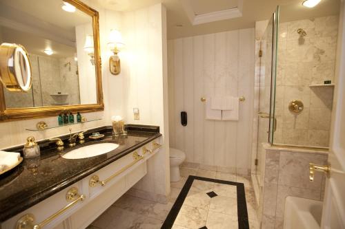 a bathroom with a sink, toilet and bathtub at Market Pavilion Hotel in Charleston