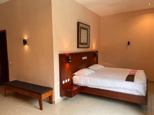 克里比的住宿－Villa 4 Chambres avec piscine sur Kribi，一间卧室配有一张床和一张桌子