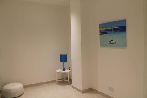esquina de una habitación con una mesa y una pintura en Atlantis, en Trapani