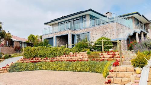 a house with a garden in front of it at Csig Vleesbaai in Vleesbaai