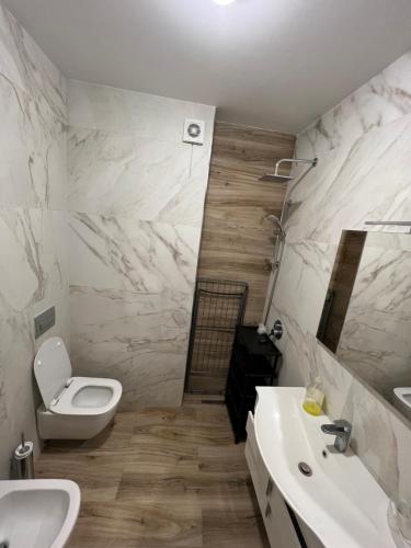 La salle de bains est pourvue de toilettes et d'un lavabo. dans l'établissement Beach apartment, à Durrës