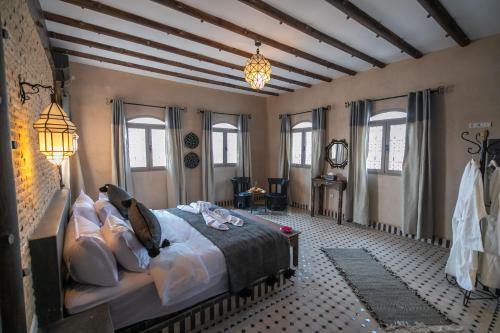 Кровать или кровати в номере Riad Jouba