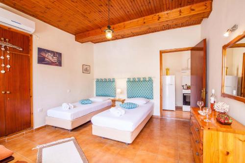 Old Barber Shop by Konnect, 1,2km from Dassia beach