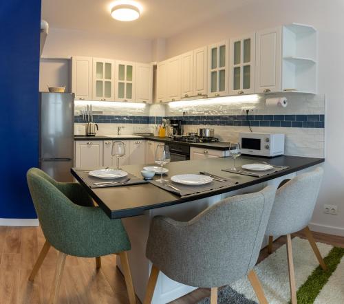 eine Küche mit einem Tisch mit Stühlen und einer Arbeitsplatte in der Unterkunft Sofia Apartment with Free Parking in Sofia