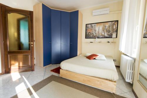a bedroom with a bed and a blue wall at B&B - Il Portichetto in Asti