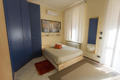 Dormitorio pequeño con cama y espejo en B&B - Il Portichetto, en Asti