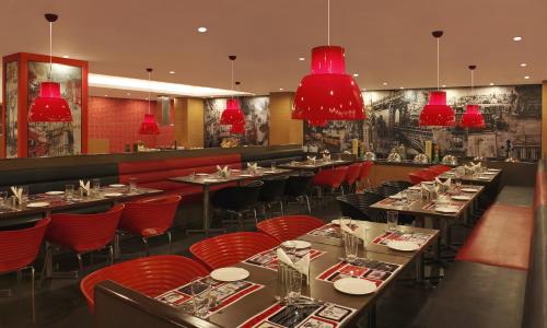 Red Fox Hotel, Jaipur tesisinde bir restoran veya yemek mekanı