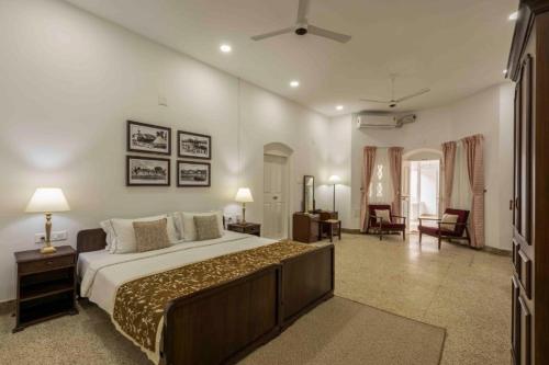 ein Schlafzimmer mit großem Bett und ein Wohnzimmer in der Unterkunft amã Stays & Trails Victory Dawn, Kochi in Fort Kochi