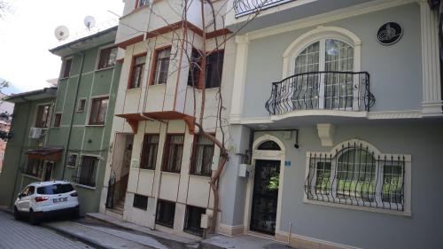 a building with a car parked in front of it at Cozy Home Next to Green Mosque in Yıldırım