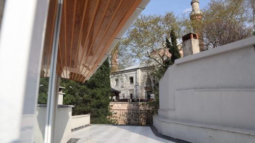 - une vue sur une maison depuis la terrasse couverte d'une maison dans l'établissement Cozy Home Next to Green Mosque, à Yıldırım