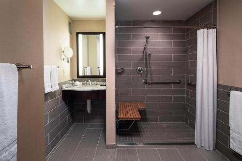 uma casa de banho com um chuveiro e um lavatório. em Sheraton Lincoln Harbor Hotel em Weehawken
