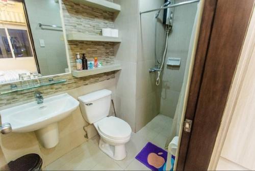 Ένα μπάνιο στο Rosecan’s Place 4 @ Spaniada Residence Cebu City