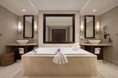 y baño con 2 lavabos y bañera. en Marriott's Mai Khao Beach - Phuket en Mai Khao Beach