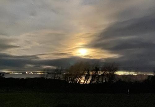 a cloudy sky with the sun in the horizon at STUNNING LODGE MINUTES FROM THE SEA AND GOLF COURSE in Longniddry