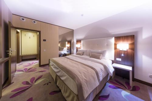 เตียงในห้องที่ Hotel Transilvania