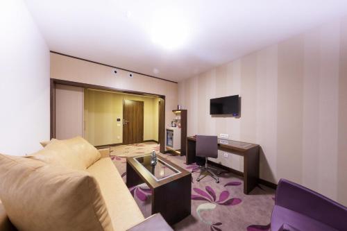 a living room with a couch and a desk at Hotel Transilvania in Alba Iulia