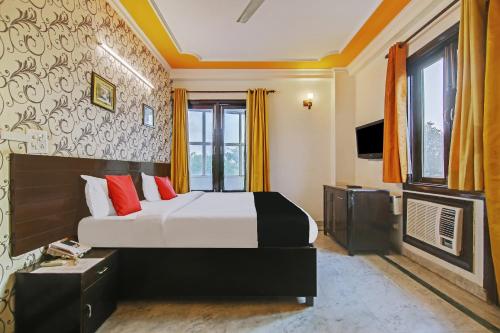 a hotel room with a bed and a tv at Super Capital O Tipsyy 006 Near Aravali Biodiversity Park in Gurgaon