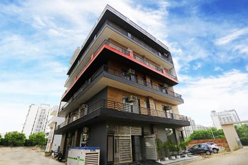 グルガオンにあるTownhouse Cloud Bay, Near Genpact, Sector-69, Gurgaonのバルコニー付きの高層ビル