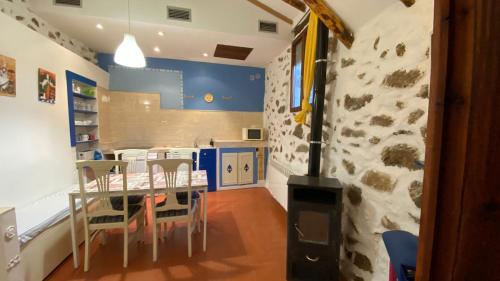 a kitchen with a table and chairs in a room at Atardecer en Gredos 2 in San Bartolomé de Tormes