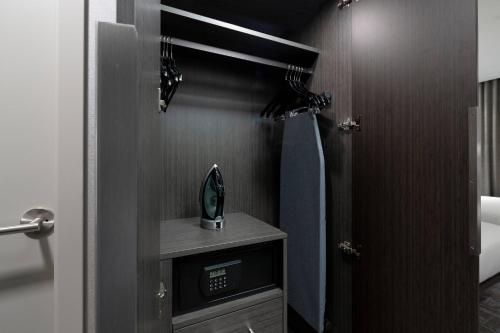 梅德福的住宿－TownePlace Suites by Marriott Boston Medford，带淋浴、水槽和镜子的浴室