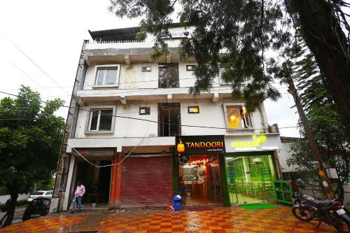 ein Gebäude an der Ecke einer Straße in der Unterkunft Hotel Rosewood Inn in Rājpur