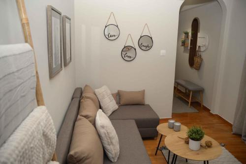 A seating area at Hara's Apartment