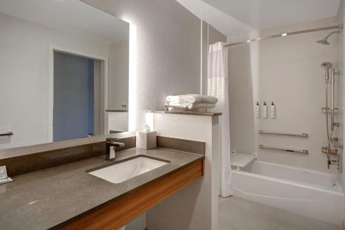 un bagno bianco con lavandino e vasca di Fairfield Inn & Suites Lancaster Palmdale a Lancaster