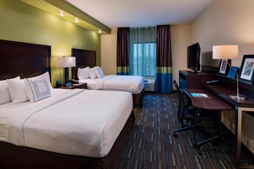 Habitación de hotel con 2 camas y escritorio en Fairfield Inn and Suites by Marriott Austin Northwest/Research Blvd, en Austin