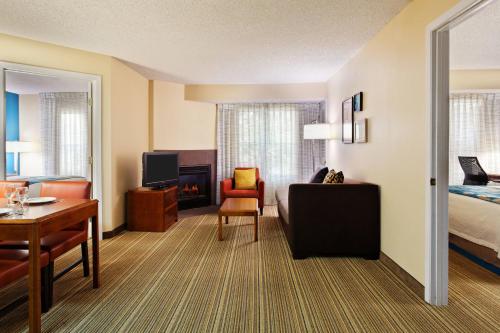 ein Hotelzimmer mit einem Bett und einem Schreibtisch in der Unterkunft Residence Inn Houston Sugar Land/Stafford in Stafford