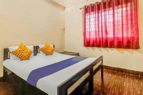 Een bed of bedden in een kamer bij SPOT ON New Ushakal Lodging & Boarding