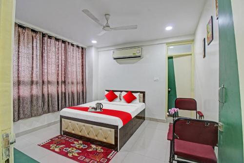 a bedroom with a bed and a sink at Hotel Sunshine Inn in Nagpur