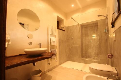 uma casa de banho com um lavatório, um WC e um chuveiro em B&B Oliver em Florença