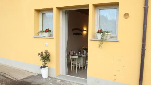 una casa gialla con un tavolo sulla porta di B&B Oliver a Firenze