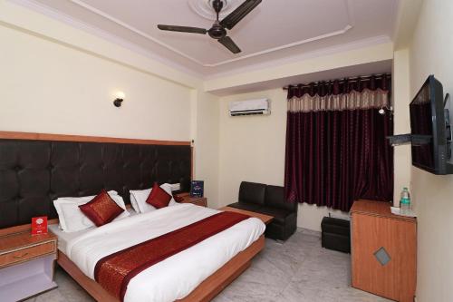 Habitación de hotel con cama y TV en OYO Hotel Silver Shine Near Gurudwara Shri Bangla Sahib, en Nueva Delhi