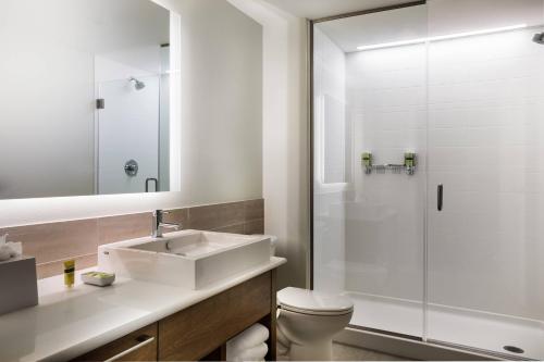 biała łazienka z umywalką i prysznicem w obiekcie Element Houston Katy w mieście Katy