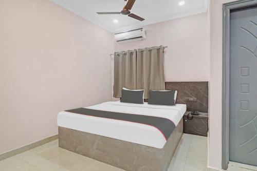 1 dormitorio con 1 cama en una habitación en Collection O Hotel Chirag StayÃƒÂ©Ã‹â€ Ã‚Â¥ÃƒÂ¦Ã‚ÂªÃ…Â¡, en Hyderabad