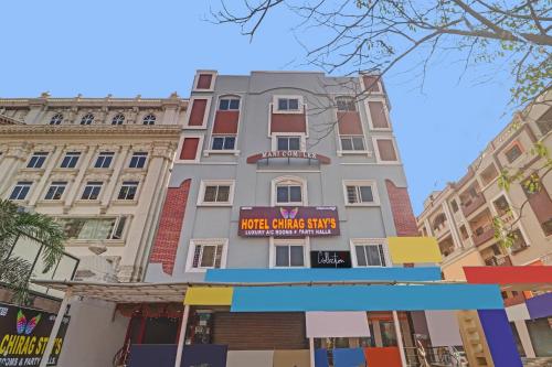 un edificio con una señal delante de él en Collection O Hotel Chirag StayÃƒÂ©Ã‹â€ Ã‚Â¥ÃƒÂ¦Ã‚ÂªÃ…Â¡, en Hyderabad