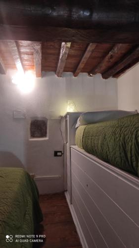 una camera con due letti e una luce sul muro di La Nina a Camogli