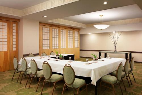 Ein Restaurant oder anderes Speiselokal in der Unterkunft Sheraton Princess Kaiulani Waikiki Beach 